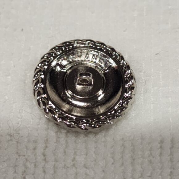 Chanel button white - Picture 8 of 11